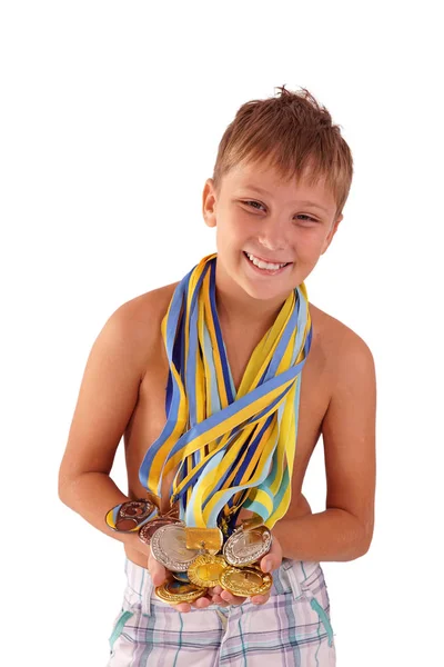 스포츠 성공 및 개념-웃는 선수 챔피언 아이 아이 손을 잡고 첫번째 장소 승리 금메달 수상 승리 — 스톡 사진