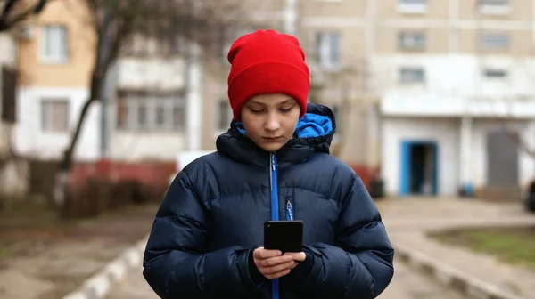 Tinédzser Látszó Nél Telefon Udvarban — Stock Fotó