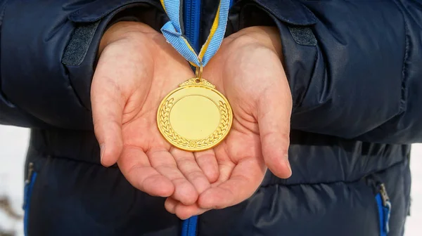 Ellerinde birincilik için spor altın madalya                                  