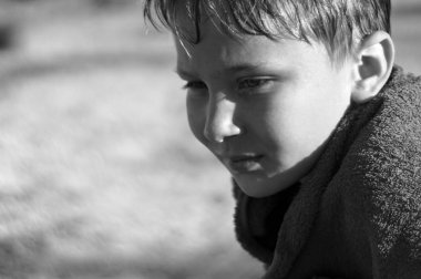Yakışıklı bir düşünceli küçük çocuk, siyah-beyaz fotoğraf portre yakından