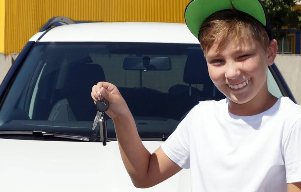 Nastolatek Kluczyki Samochodu Samochód Tło — Zdjęcie stockowe
