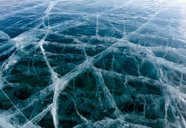 Muy agradable, alta transparencia, un espeso manantial de hielo Baikal —  Fotos de Stock