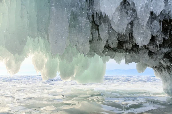 Icicles pendurados no teto da caverna de pedra — Fotografia de Stock