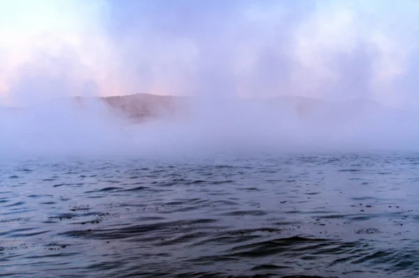 Открытая вода на реке зимой . — стоковое фото