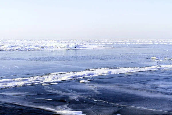얼어붙은 바이칼 겨울 아침 일찍. — 스톡 사진