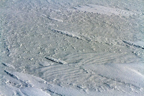 バイカル湖の氷の上タイトな膨脹可能な雪. ストック画像
