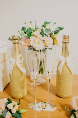 düğün şampanyası ve gözlük.