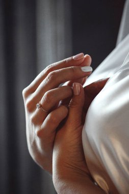 Elleri kavuşturulmuş sabah gelini