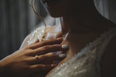 Gelinin boynundaki kolye