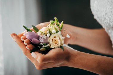 Gelinin ellerinde yaka çiçekleri