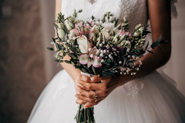 Gelinin ellerinde buket