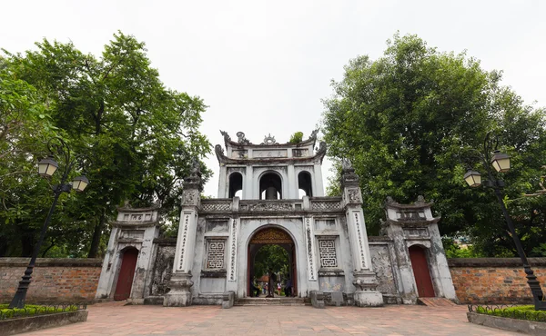 Grande portão do templo da literatura em Hanói, Vietnã — Fotografia de Stock