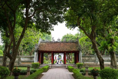 Hanoi, Vietnam için edebiyat Tapınağı içinde yolu yürüyüş
