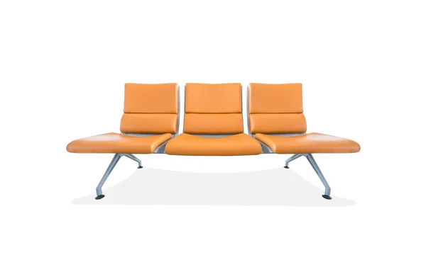 Dreisitzbank aus orangefarbenem Leder isoliert auf weißem Hintergrund — Stockfoto