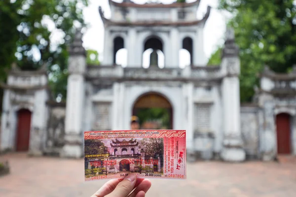 Fechar o foco no bilhete em frente ao portão do templo da literatura i — Fotografia de Stock