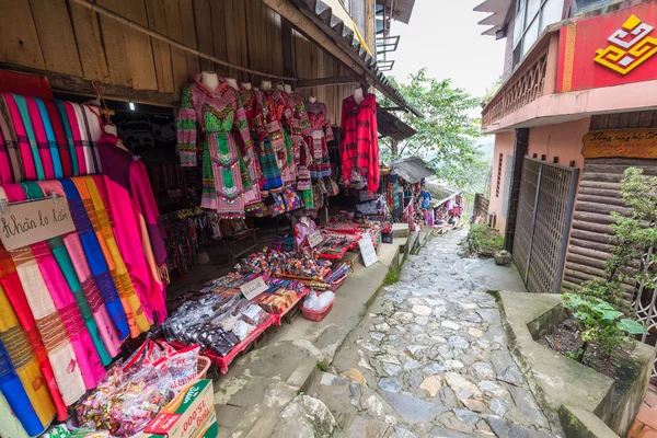Walkway surrounded by shop in Cat Cat Cat village at Sa Pa, Vietnam — стоковое фото