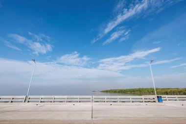 Bulutlu mavi gökyüzü ile plaj köprü