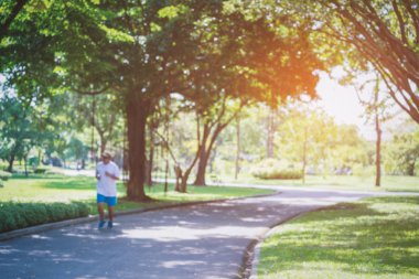 Adamın park içinde koşu bulanık sahne
