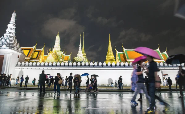 Multidão andando pelo grande palácio ou Wat prakaew — Fotografia de Stock