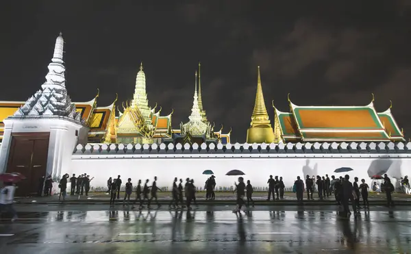 Multidão andando pelo grande palácio ou Wat prakaew — Fotografia de Stock