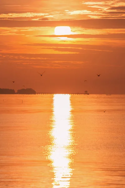 Вертикальный восход солнца с отражающим светом на поверхности моря — стоковое фото