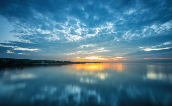 Широкоугольная сцена голубого неба перед восходом солнца — стоковое фото