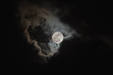 Gece gökyüzü bulutlu sahne üzerinde parlak dolunay 