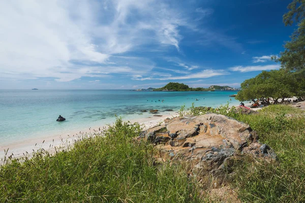 Playa verde de mar azul claro con cielo azul — Foto de Stock