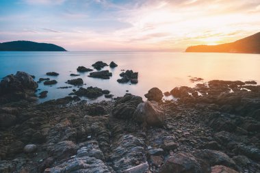 Siyah kaya Plajı gün batımı sahne sırasında