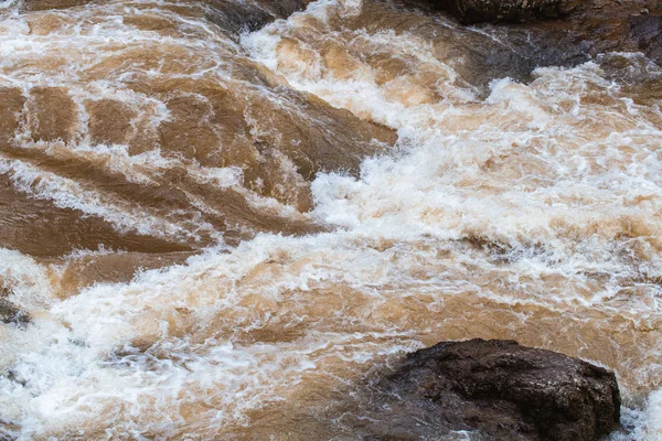 Kaya nehri boyunca çamur suyu akışı — Stok fotoğraf