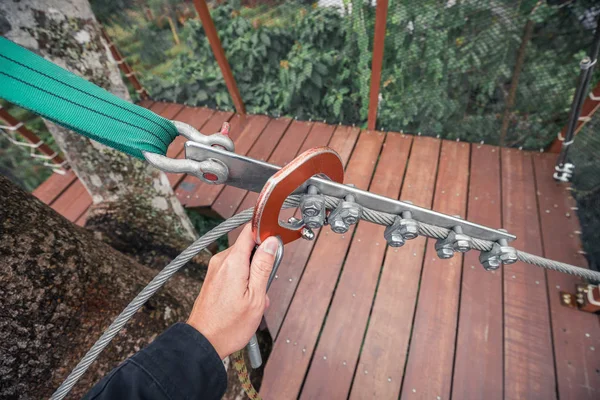 Hand holds safety ring on cable sling — Stock Photo, Image