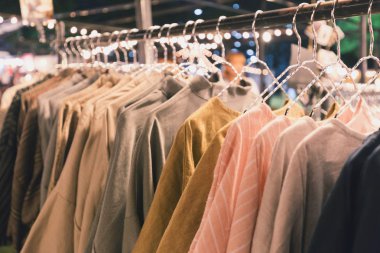 El yapımı asılı pamuklu gömlek bar