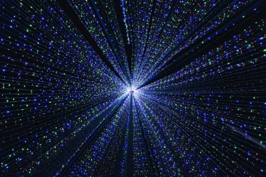 Merkezden yayılan ip renkli ışık