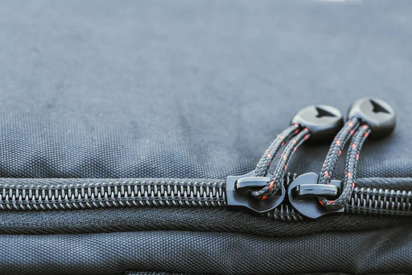 Siyah yüzey üzerine tutturulmuş iki fermuarlar