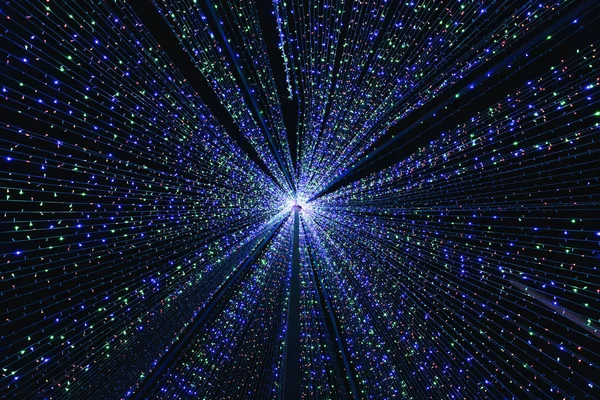 Merkezden yayılan ip renkli ışık