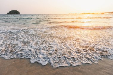 Sunset Beach kum üzerinde hareketli dalga