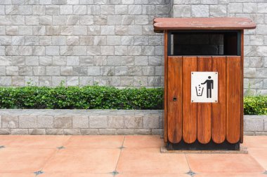 Gri tuğla duvar yakınındaki ahşap depo gözü