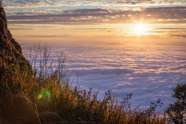 Renkli bulut yüzey üzerinde gündoğumu