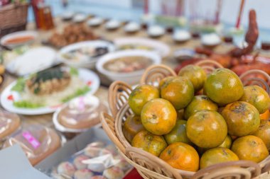 Turuncu bir ruh teklifi yapmak için ayarla bulanık gıda ile