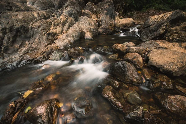 岩石的河水与流动 — 图库照片