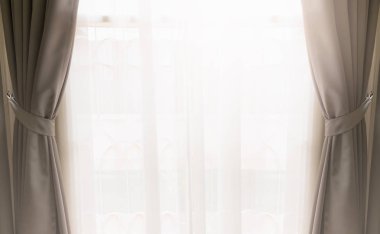 Perde üstünde pencere