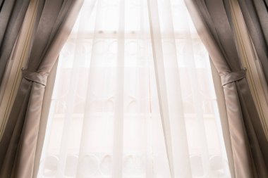 Perde üstünde pencere