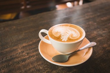 ahşap masa üzerinde sıcak kahve