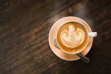 ahşap masa üzerinde sıcak kahve