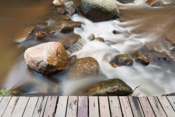 Kahverengi rock Nehri'nin su akan — Stok fotoğraf