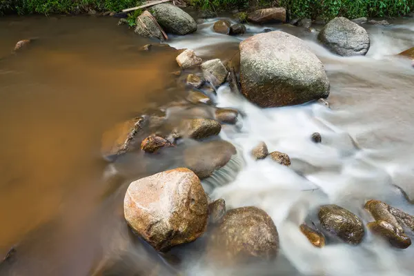 Kahverengi rock Nehri'nin su akan — Stok fotoğraf