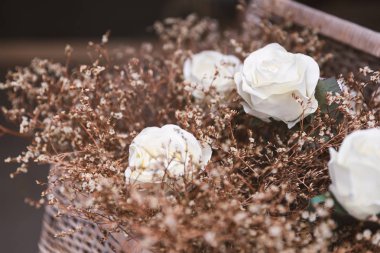 Kuru ot ile yapay beyaz gül