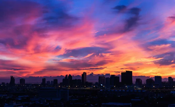 Città scura coperta da cielo mattutino colorato — Foto Stock