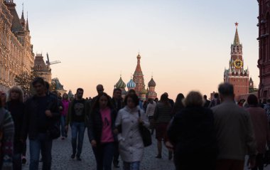 Kızıl Meydan kalabalığın karanlık sahne ile