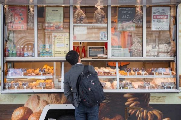 Hombre comprando comida en panadería — Foto de Stock